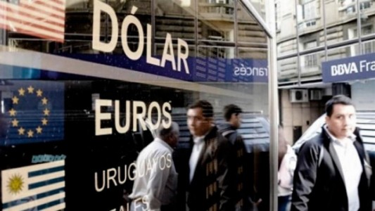 "Default selectivo": el Riesgo País perfora la barrera de los 2400 puntos y sube el dólar