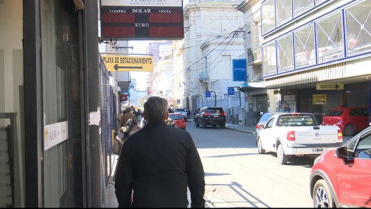 Sin cotización oficial del dolar abrieron las agencias de cambio en Santa Fe