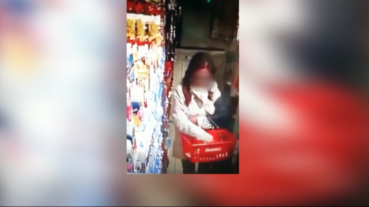Rosario: Mecheras de paladar negro roban vinos caros en un supermercado