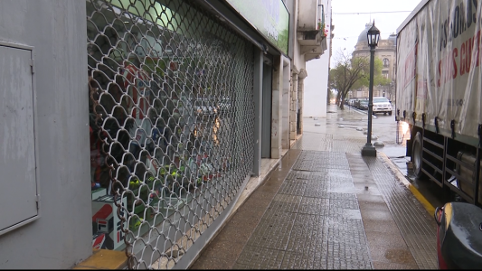 A una cuadra de casa de gobierno, robaron dos locales de ropa que están ubicados a pocos metros