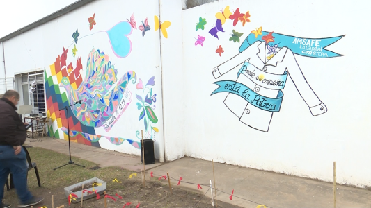 Con un mural, docentes y alumnos de la escuela Catena festejaron el día del maestro