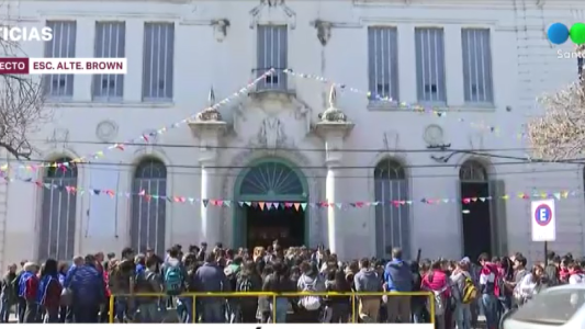 Abrazo simbólico a la escuela Almirante Brown: Alumnos y docentes reclaman restitución de cargos