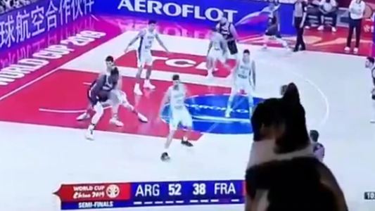 Video viral: el gatito que ayudó a que Argentina le gane a Francia en el Mundial de Básquet de China