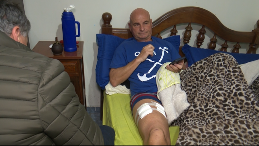 Le robaron la moto y le dispararon en la pierna en la puerta de su casa