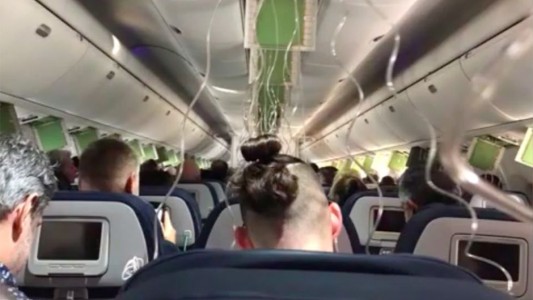 El avión cayó 9.000 metros en siete minutos: los pasajeros ya se despedían de sus familiares