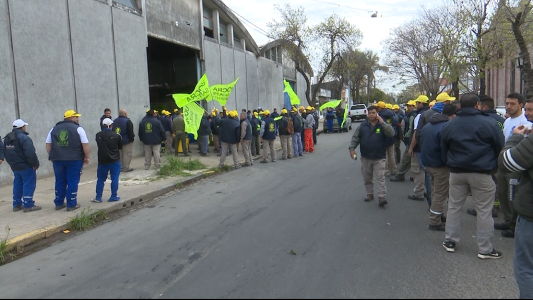 Protesta de trabajadores de UOCRA por 22 despidos en una empresa contratista de Aguas santafesinas