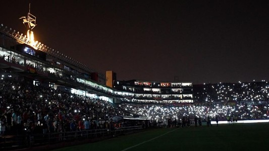 Los hinchas de Colón encendieron la noche en medio del apagón