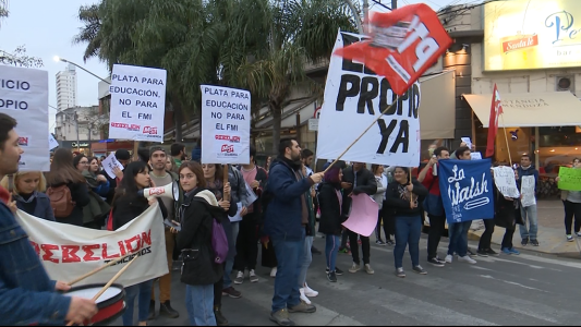 Masiva protesta de la comunidad educativa de la Escuela Almirante Brown por deficiencias edilicias