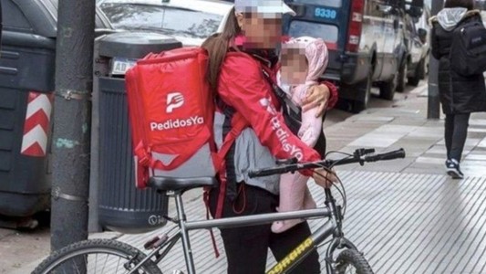 La historia detrás de la foto viral de la mamá de PedidosYa y su bebé