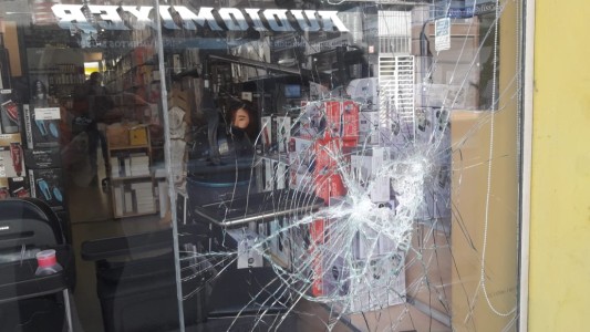 Seis veces en 45 días: Así rompen la vidriera de un comercio céntrico