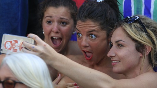 "Grotesco": Carrió criticó el "tetazo" frente a la Catedral de La Plata