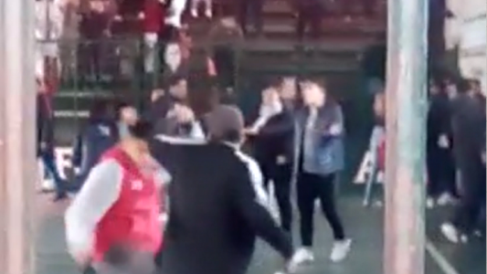 Los padres terminaron a las piñas en un partido de fútbol infantil