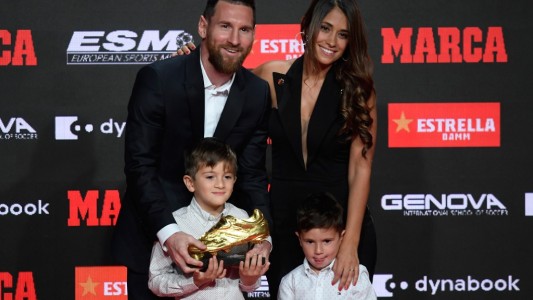 Messi recibió el balón de oro de mano de sus hijos