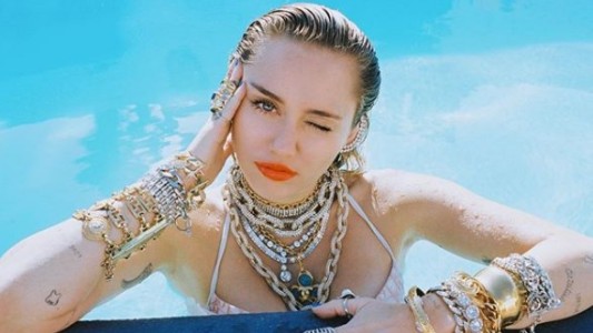 Miley Cyrus con remera blanca y sin corpiño: ¿pasa la censura de Instagram?