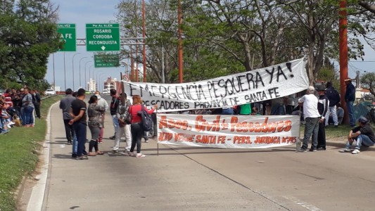 Pescadores cortan la ruta 168 a la altura de la Fuente de la Cordialidad