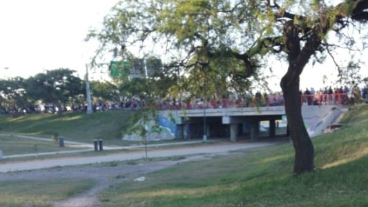 Todo por una entrada: ¡La fila en Colón llega hasta el Puente Carretero!