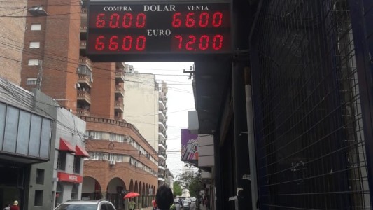 El dólar se vende hasta los 66 pesos en casas de cambio de Santa Fe