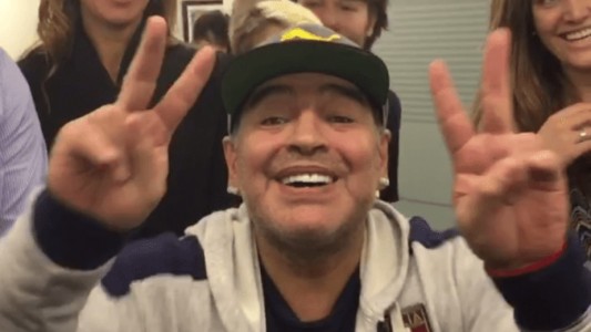 Maradona saludó a Alberto Fernández y Cristina Kirchner tal como recibió en cancha a Bochini en el Mundial 1986