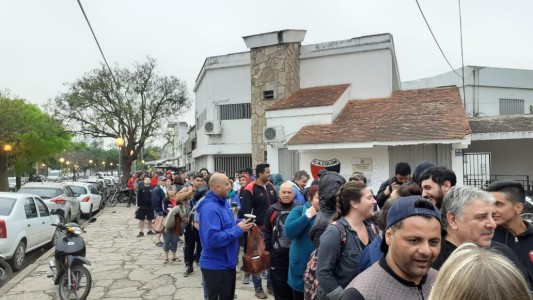 La vigilia de los hinchas de Colón