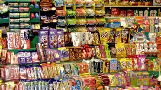 Henn busca que no haya golosinas en las cajas de supermercado