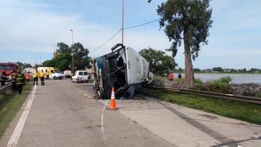 Impactante vuelco de un micro de larga distancia: Hay 18 heridos