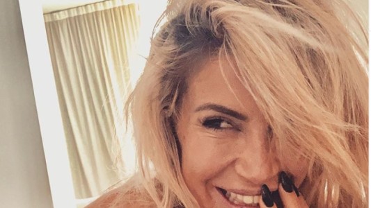 Florencia Peña festejó sus 45 años desnuda y apenas tapada con el pelo