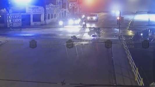 Violento choque entre dos motos, luego de que una de ellas cruzara en rojo