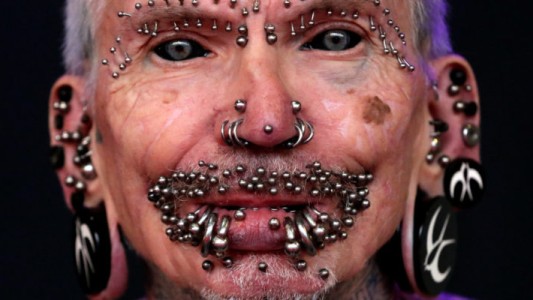 El hombre que tiene 450 piercings, incluido 278 en los genitales