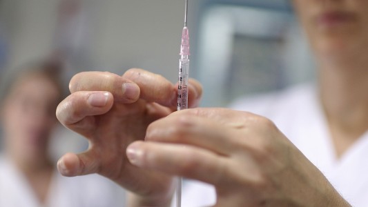 La primera inyección anticonceptiva para hombres saldría a la venta en meses