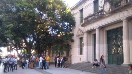 La comunidad educativa del Colegio Nacional se movilizó en defensa de su playón