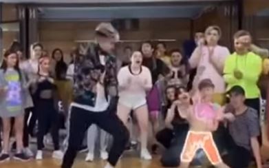 #VIRALES Niña de 7 años baila "Que tire pa´ lante"
