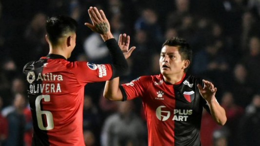 Con goles tucumanos, Colón dejó en el camino a Estudiantes