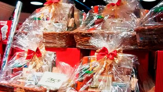 Los santafesinos y el ingenio para armar la canasta navideña