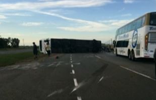 Volcó un micro en la Ruta 2: dos chicos muertos y al menos 30 heridos