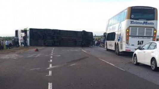 La explicación del conductor del micro tras el vuelco en la ruta 2 : "Se me fue"