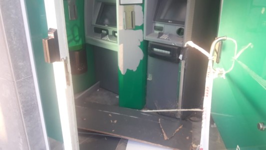 Vandalizaron cajeros de una entidad bancaria en la madrugada