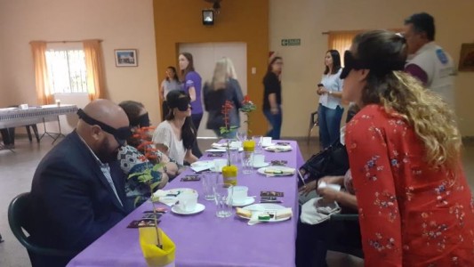 Desayuno a oscuras en la vecinal Mariano Comas