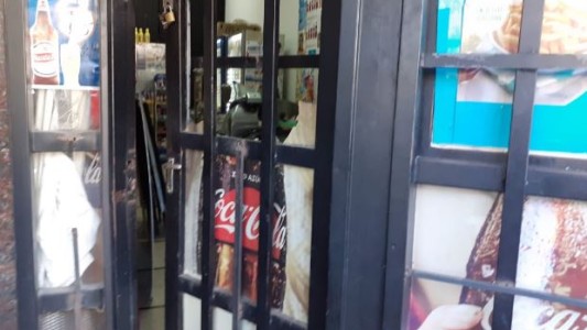 Robo y destrozos en un kiosco céntrico