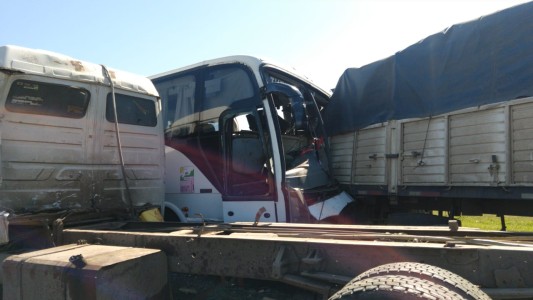 Así quedaron el colectivo de Sportivo Barracas y el camión luego de la fatal colisión en la autopista