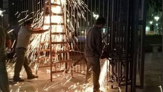 El momento en que sacan las rejas de Plaza de Mayo