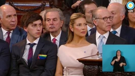 El look impecable de Estanislao Fernández con un guiño a la comunidad LGTB