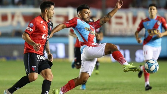 Arsenal también se aprovechó del mal momento de Colón y lo venció 2 a 1