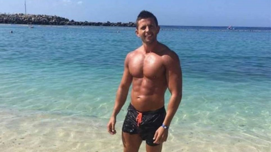 El sacerdote que es modelo y causa furor en las redes