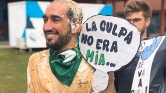 Le sacaron el título al alumno que festejó su recibida disfrazado de "víctima de femicidio"