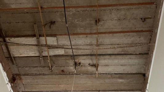 Se derrumbó el techo de oficinas de Casa de Gobierno