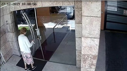 VIDEO: un falso cartero empujó y robó el bono de $5 mil a una abuela