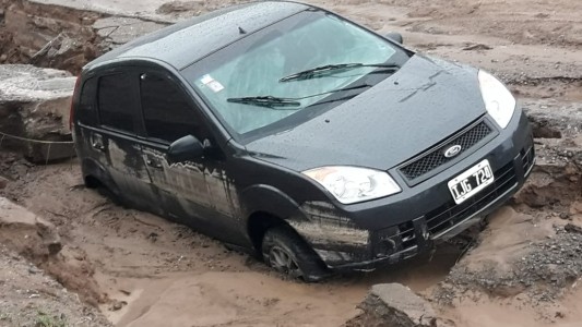 Temporal en Córdoba: se hundió una calle y se "tragó" un auto