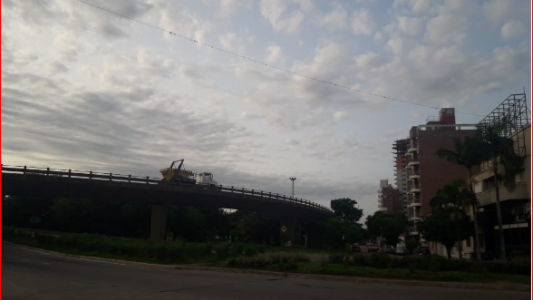 Cielo con alguna nubosidad y buen tiempo en la ciudad
