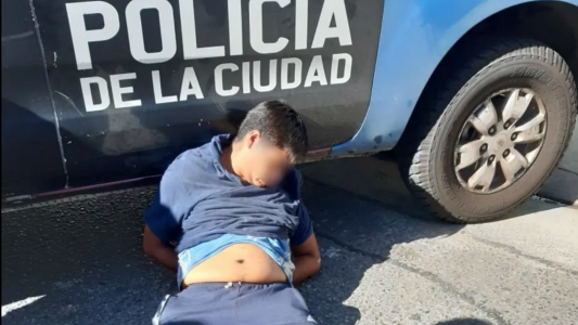 Motochorros le patearon la panza a una embarazada para robarle el celular