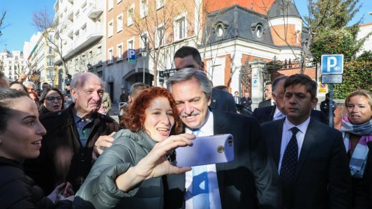 Alberto Fernández llegó a España en busca de apoyo del jefe de gobierno Pedro Sánchez